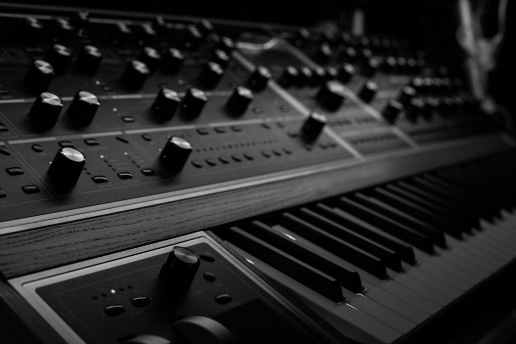 Clavier MIDI et interface audio dans un home studio, en lumière tamisée